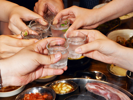 소줏값 인상이 초읽기에 들어간 가운데, 소주 1병당 6000원이 넘는 가게가 등장하면서 서민들의 한숨이 커지고 있다. [이미지출처=게티이미지]