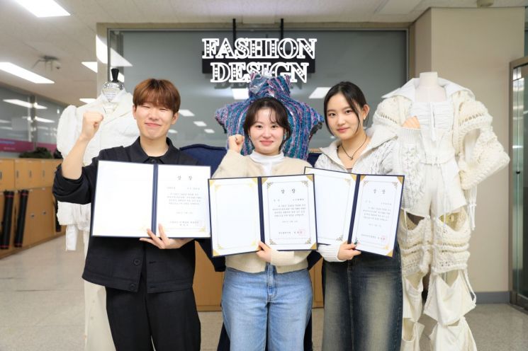 (왼쪽부터) 상을 받은 동서대 패션디자인학과 권진욱, 임예진, 김수민 학생이 기념사진을 찍고 있다.