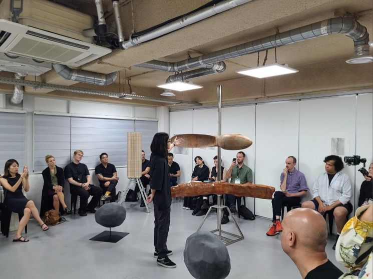 김인배 작가가 해외 미술계 주요 인사들 앞에서 자신의 조각작품 '변신'의 제작과정에 대해 설명하고 있다. [사진제공 = 예술경영지원센터]