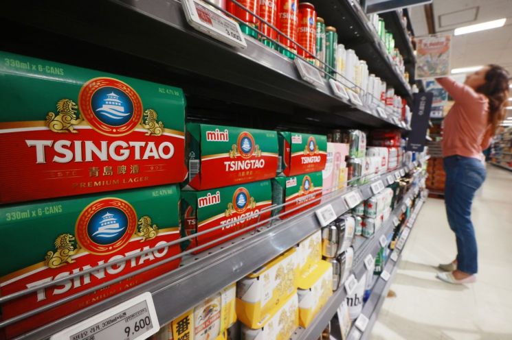 Amid controversy over a video exposing urination on raw materials at the Tsingtao Brewery, one of China's four major beers, Tsingtao beer is displayed at a supermarket in downtown Seoul on the 23rd. <br>[Image source=Yonhap News]