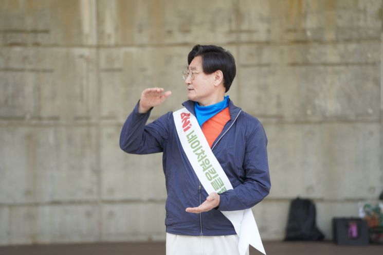 [책으로 만난 사람]발바닥으로 느끼는 '땅의 맛'…비오는 날이면 더 황홀