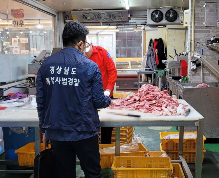 경남도 특사경이 축산물 유통업체를 점검하고 있다. [사진제공=경남도청]