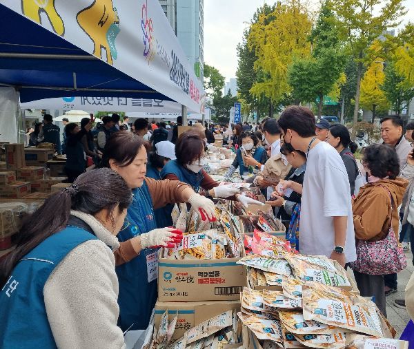 25일 서울 종로구 대상그룹 본사 광장에서 열린 '2023 사랑나눔 바자회'에서 시민들이 바자회 상품을 구매하고 있다.