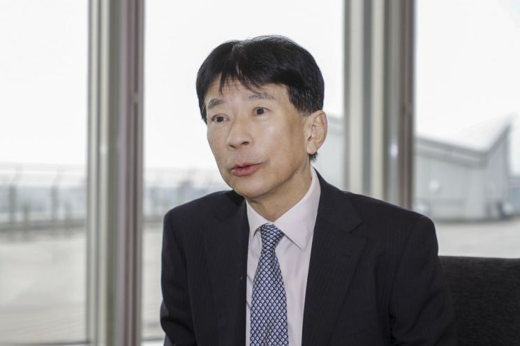 유키히로 하토리 현대모비스 동경지사장이 25일 일본 도쿄 빅사이트에서 한국자동차기자협회와 만나 인터뷰하고 있다. 현대모비스는 이날 사전 언론 공개행사로 시작한 재팬모빌리티쇼 2023에 한국 업체로는 유일하게 참여했다.[사진제공:한국자동차기자협회]