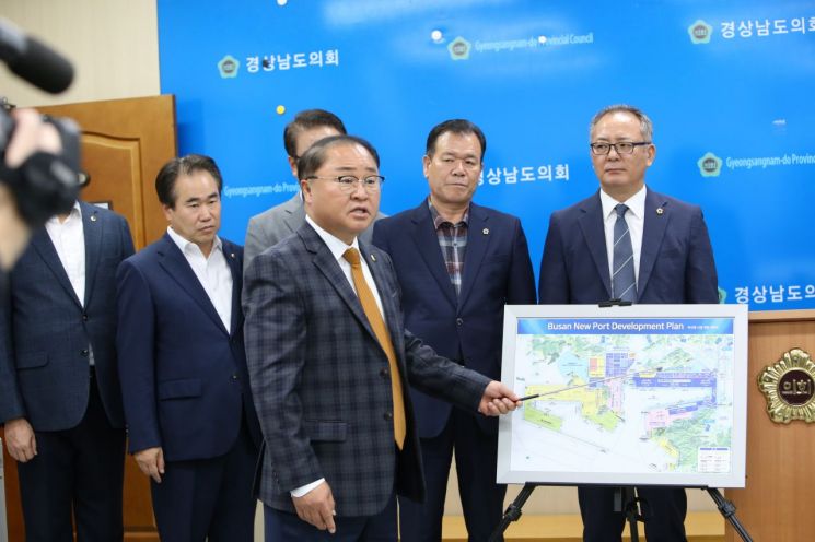 박춘덕 경남도의원이 진해신항 내륙컨테이너 기지 건설 필요성을 설명하고 있다. [사진=이세령 기자]
