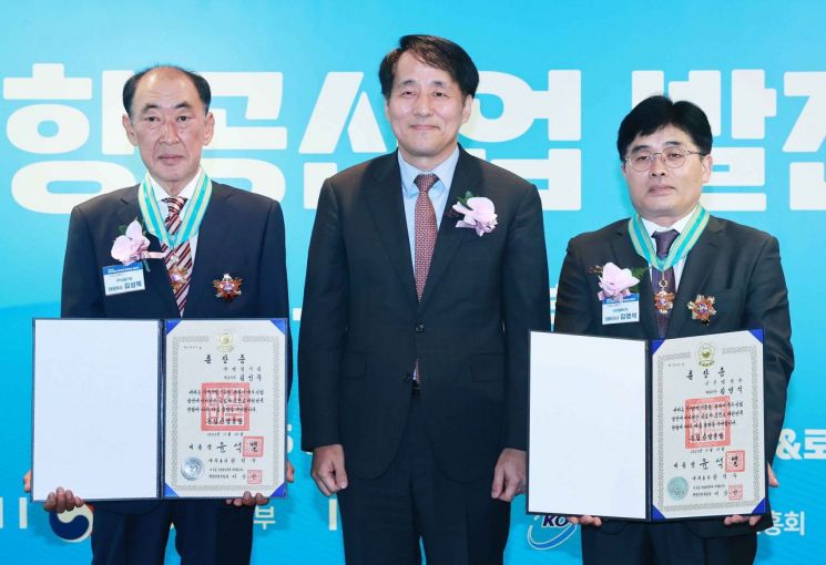 25일 서울 여의도 63컨벤션센터에서 열린 기계산업분야 발전 유공 포상식에서 장영진 산업통상자원부 1차관(가운데)이 김성묵 성일기공 대표(왼쪽)와 김영석 신진엠텍 대표에게 은탑산업훈장을 수여한 뒤 기념촬영 하고 있다. [사진제공=산업통상자원부]