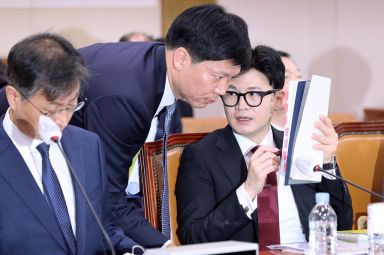 한동훈 법무부 장관이 26일 국회 법제사법위원회 국정감사에서 관계자와 대화하고 있다. 사진=김현민 기자 kimhyun81@