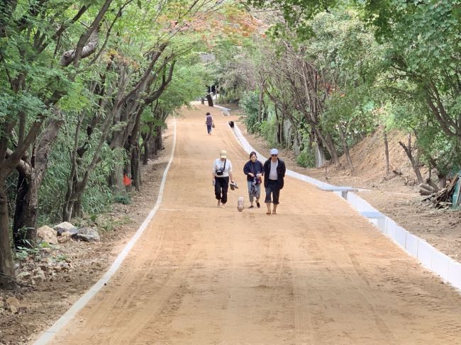 광주광역시 서구에 위치한 금당산 맨발로 [사진제공=광주 서구]