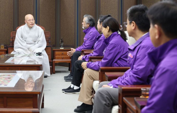 이태원 참사 유가족 마주한 진우스님 "마냥 슬퍼하면 영혼도 슬퍼"