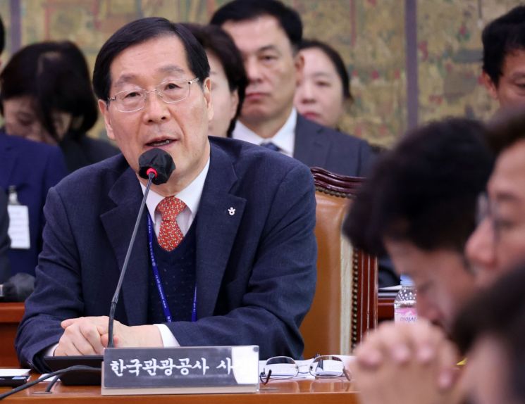 김장실 한국관광공사 사장이 국회 문화체육관광위원회 국정감사에서 답변하고 있다. [이미지출처=연합뉴스]