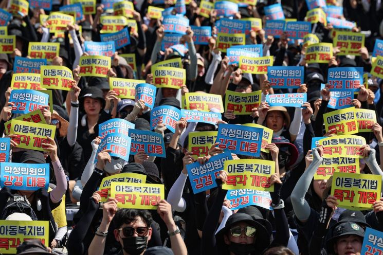 "억울한 죽음 바라만 보지 않겠다"… 12만명 모인 '10·28 교사 집회'