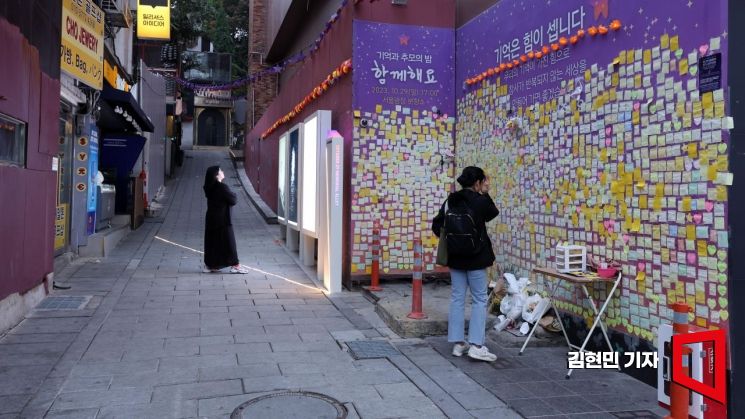 [포토] 10·29 이태원 참사 1주기, 추모하는 시민들