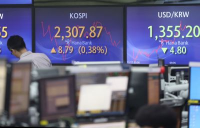 전일 뉴욕 증시 대폭 하락에도 불구하고 27일 코스피 등 국내 증시는 소폭 반등 출발했다. 서울 명동 하나은행 딜링룸 모니터에 코스피 지수와 원 달러 환율이 중계되고 있다. 사진=허영한 기자 younghan@