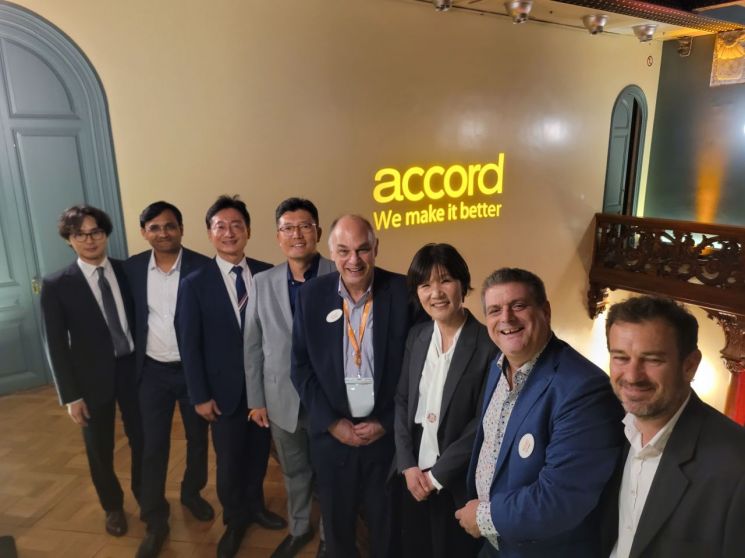 Accord Exclusive Partners Event에서 어코드 헬스케어 알랙스 팰거스 수석부사장(오른쪽 첫번째), 어코드 헬스케어 폴 트레드웰 대표이사(오른쪽 두번째), 에스티젠바이오 최경은 사장(오른쪽 세번째), 어코드 바이오파마 크리스 코키노 대표이사(오른쪽 네번째), 동아에스티 박재홍 R&D 총괄 사장(오른쪽 다섯번째) 등이 기념 사진을 촬영하고 있다. [사진제공=동아ST]