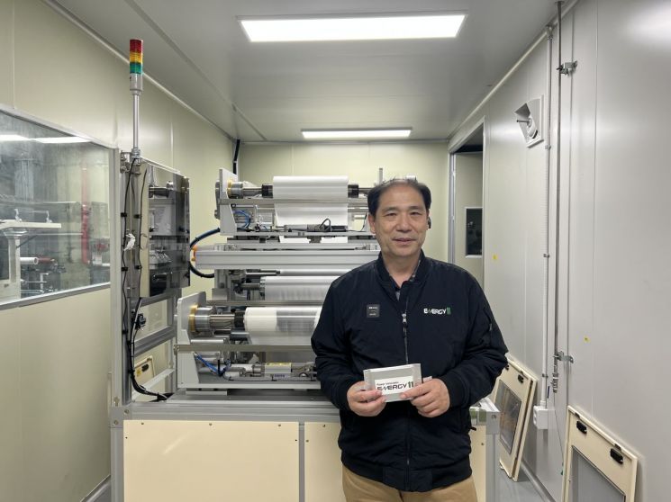 하영균 에너지11 대표가 전북 완주 본사에서 자체 개발한 나트륨이온배터리 완성품을 들고 있다.