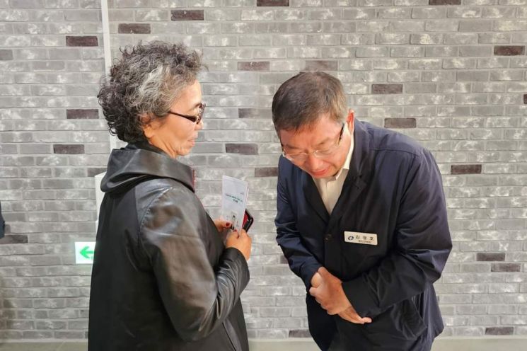 김경호 광진구청장(오른쪽)이 한 구민 얘기를 경청하고 있다.