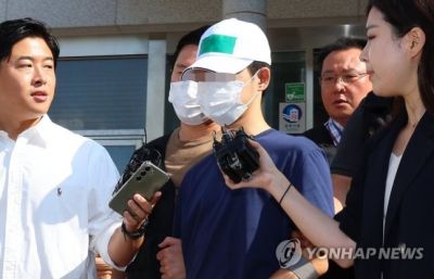 옛 연인을 찾아가 흉기로 살해한 스토킹범 A씨가 검찰 송치를 위해 28일 오전 인천 논현경찰서를 나서고 있다. [이미지출처=연합뉴스]