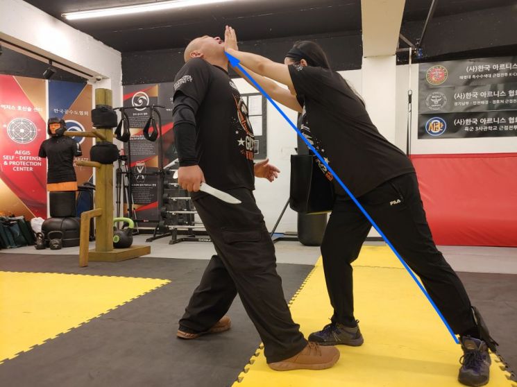 [생존호신술]호신도구 없을 때 죽기살기로 방어하는 방법은…