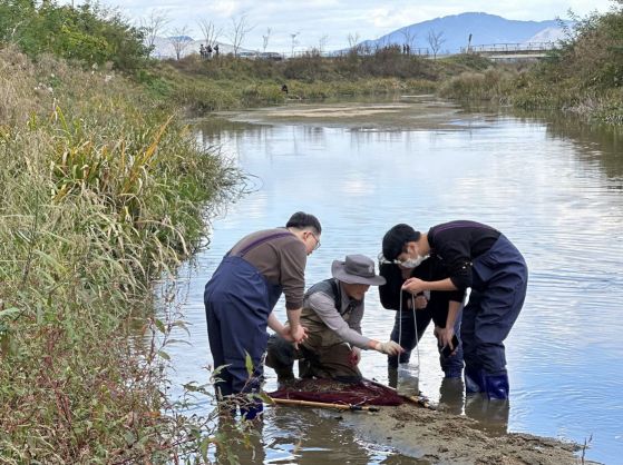 풀무원 임직원들이 충북 음성군 풀무원 생면 공장 인근에서 생물다양성 탐사 활동을 하고 있다.[사진제공=풀무원]