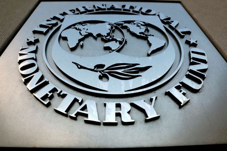 IMF "한국 국가채무 적정 수준…가계부채는 우려"