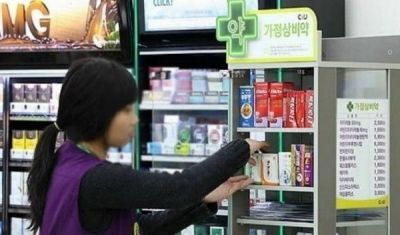 편의점에서 아르바이트를 하고 있는 여성 [이미지출처=연합뉴스]