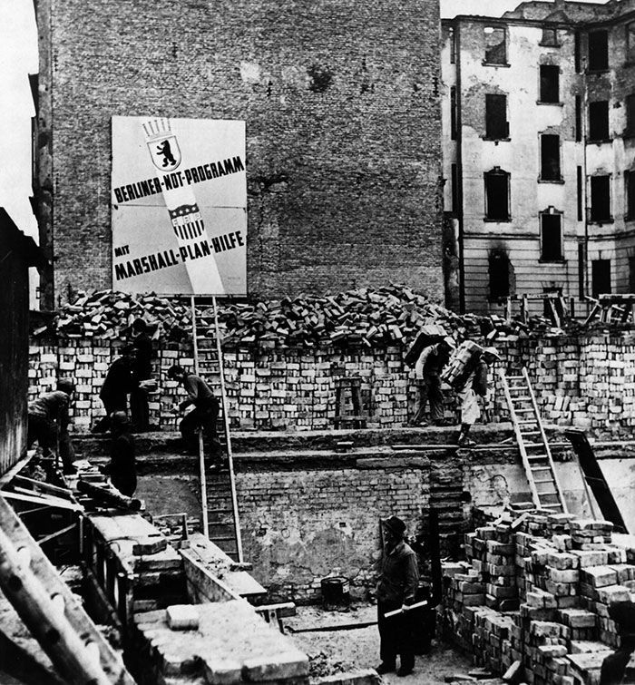 현대 공적개발원조(ODA)의 시초로 불리는 마셜플랜 재건사업 현장. 1948년 독일의 재건사업 당시 모습으로 사진 속 벽면에는 '마셜플랜의 도움을 받은 베를린 비상계획'이라고 쓰여있다. 사진=미국 국립문서기록관리국