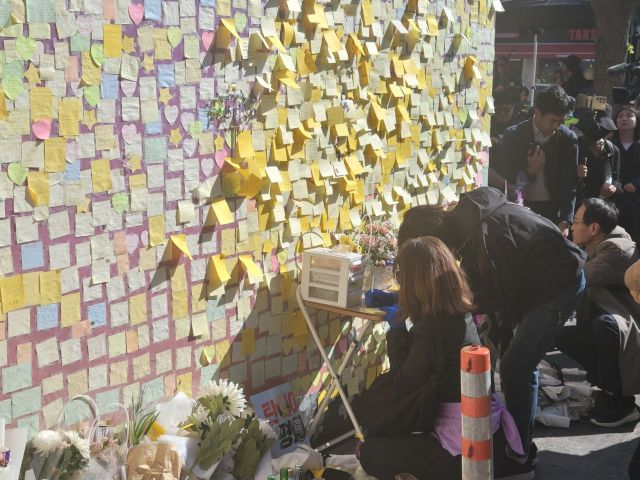 29일 시민들이 이태원 참사가 발생한 골목에 조성된 '기억과 안전의 길'에서 추모글을 작성하고 있다. /사진=공병선 기자 mydillon@