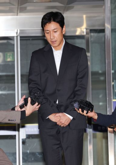 마약 투약 혐의를 받는 배우 이선균씨가 28일 오후 인천논현경찰서에 있는 인천경찰청 마약범죄수사계에 출석해 조사를 마친 뒤 귀가하고 있다. 2023.10.28 [이미지 출처=연합뉴스]