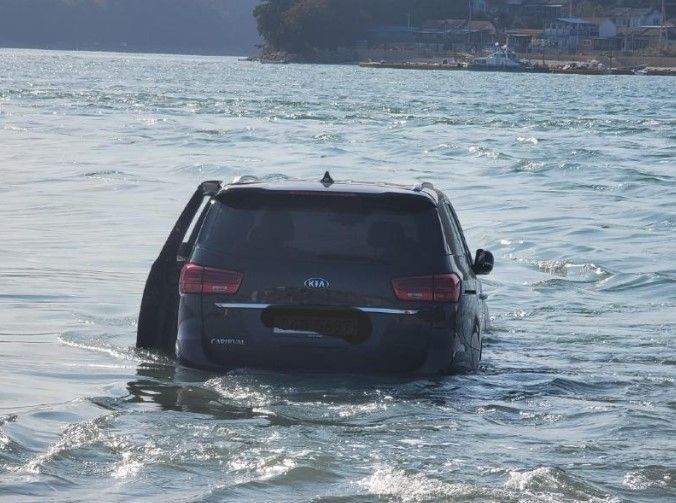 부둣가에 주차된 차량이 만조 때 바닷물이 차오르면서 침수되는 사고가 벌어졌다. [사진출처=온라인 커뮤니티]