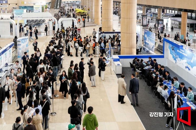 30일 서울 강서구 김포공항 국제선청사에서 열린 '2023 항공산업 잡페어'에 참석한 구직자들이 채용 관련 문의를 하고 있다. 강진형 기자aymsdream@