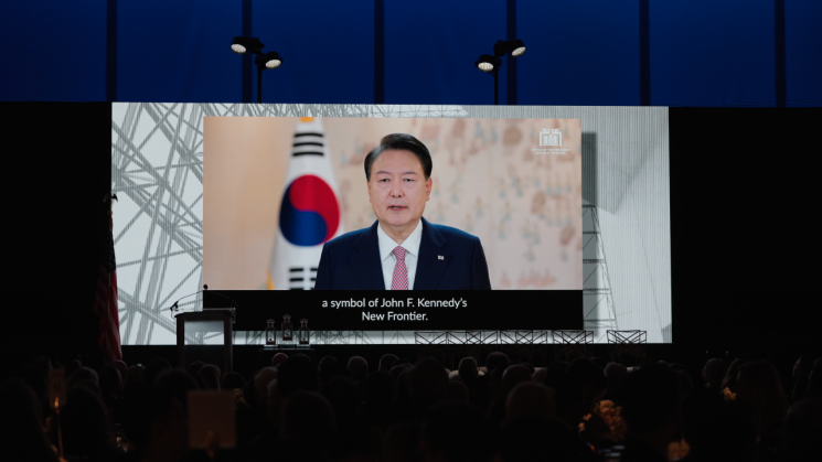 尹, 2023 용기있는 사람들 상 수상…"자유·평화·번영 기여에 책임감"