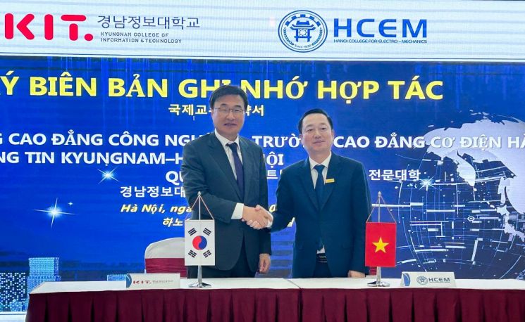 경남정보대 김대식 총장(왼쪽)과 하노이기전대학 DONG VAN NGOC 총장이 협약을 체결하고 있다.