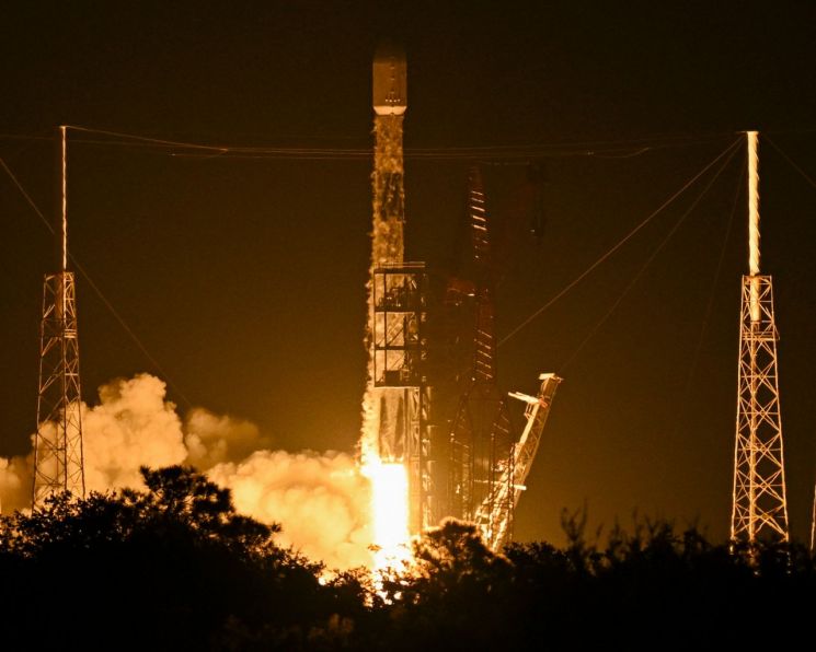 스페이스X 팰컨 9 로켓이 스타링크 위성 23기를 발사하는 모습. [이미지출처=UPI연합뉴스]