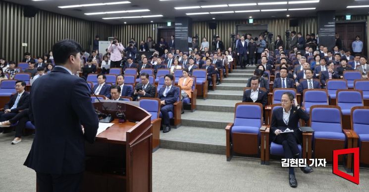 홍익표 더불어민주당 원내대표가 30일 국회에서 열린 의원총회에서 발언하고 있다. 사진=김현민 기자 kimhyun81@