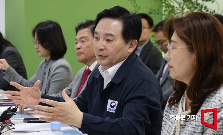 30일 서울 동대문구 한 신축 아파트에서 열린 하자심사분쟁조정위원회 간담회에서 원희룡 국토교통부 장관이 모두발언을 하고 있다. / 사진=조용준 기자 jun21@