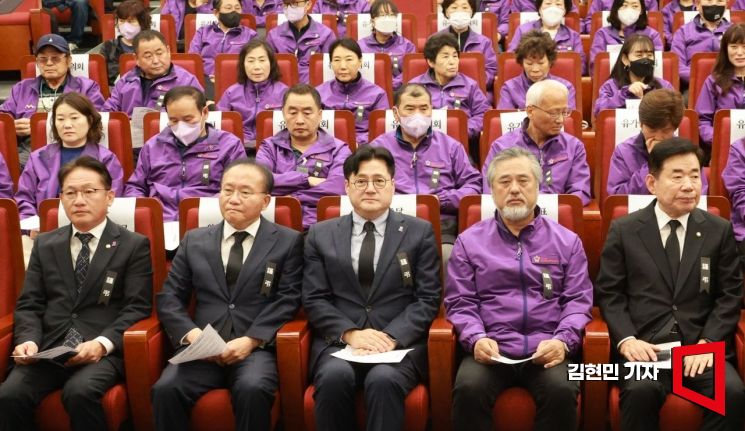 김진표 국회의장과 국민의힘 윤재옥 원내대표, 더불어민주당 홍익표 원내대표, 정의당 배진교 원내대표와 이정민 10.29 이태원참사 유가족협의회 운영위원장을 비롯한 참석자들이 30일 오후 국회도서관 대강당에서 열린 10.29 이태원참사 1주기 국회 추모제에 참석해 행사 시작을 기다리고 있다. 사진=김현민 기자 kimhyun81@