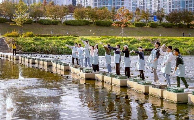 금천구, 코웨이와 함께 안양천 환경정화 EM 흙공 던지기 