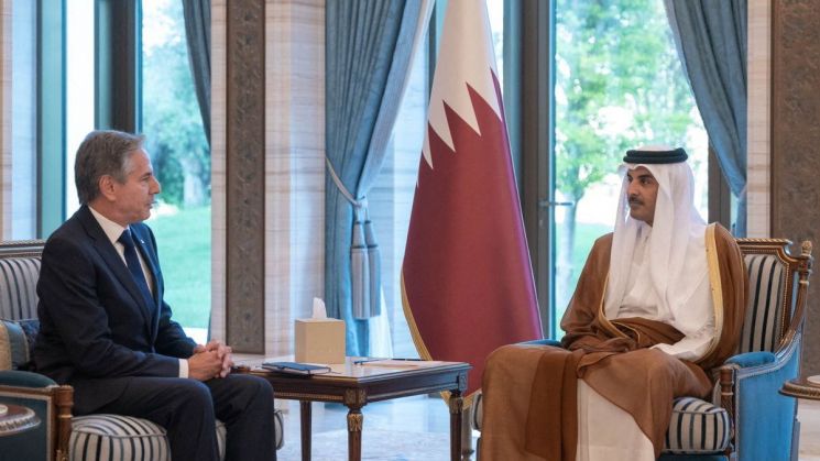 앤서니 블링컨 미국 국무장관(사진 왼쪽)을 만나고 있는 타밈 빈 하마드 알사니 카타르 국왕 [이미지출처=로이터연합뉴스]