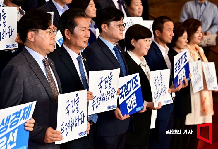 [2024 시정연설]尹 "국회 협조 당부" 李 "민생 집행"…서로 처음으로 말문 열었다