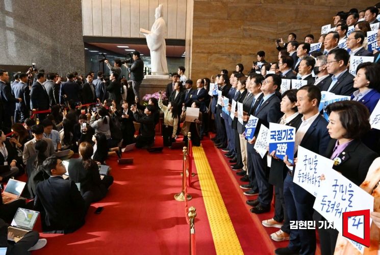 더불어민주당 의원들이 31일 국회 로텐더홀에서 2024년도 예산안 및 기금운용계획안 시정 연설을 위해 국회를 찾은 윤석열 대통령을 향해 피켓 시위를 하고 있다. 사진=김현민 기자 kimhyun81@