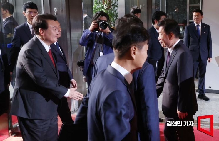 윤석열 대통령이 31일 내년도 정부예산안에 대한 시정연설을 하기 위해 서울 여의도 국회로 입장, 김진표 국회의장과 인사하고 있다. 사진=김현민 기자 kimhyun81@