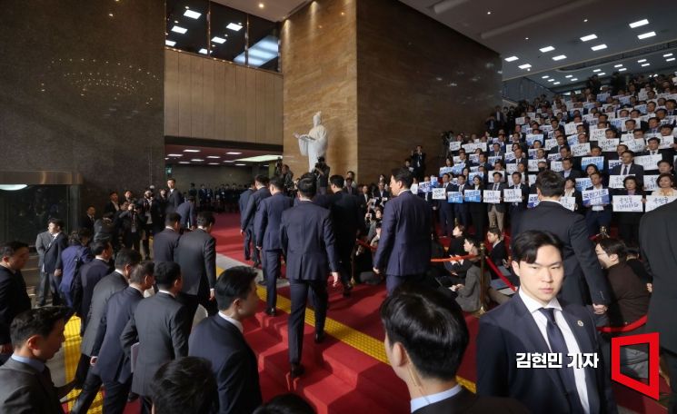 윤석열 대통령이 31일 내년도 정부예산안에 대한 시정연설을 하기 위해 서울 여의도 국회로 입장하고 있다. 사진=김현민 기자 kimhyun81@
