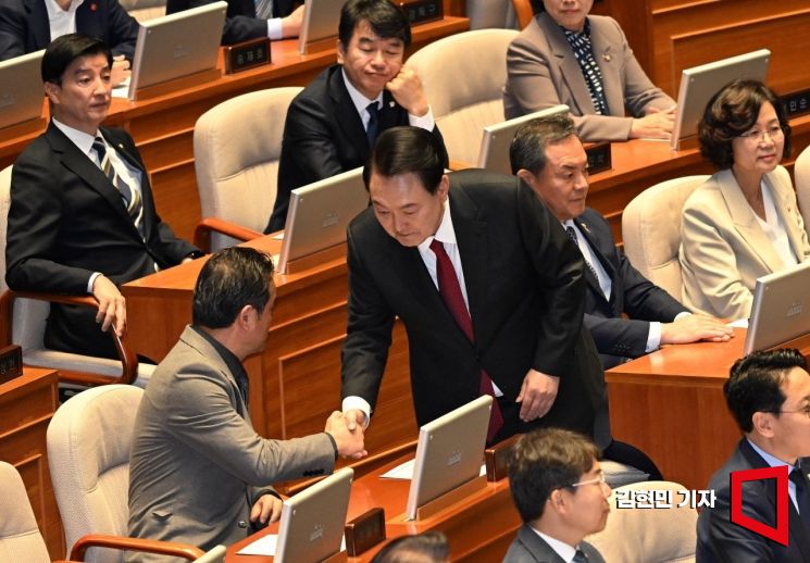 윤석열 대통령이 31일 국회에서 2024년도 예산안 시정연설에 앞서 의원들과 악수하고 있다. 사진=김현민 기자 kimhyun81@