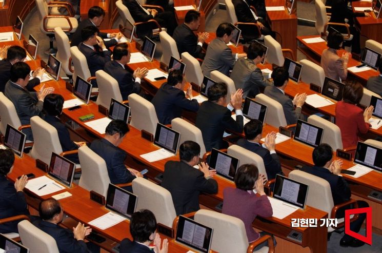 윤석열 대통령이 31일 국회에서 내년도 정부 예산안에 대한 시정연설을 하고 있는 가운데 여당 의원들이 박수치고 있다. 사진=김현민 기자 kimhyun81@