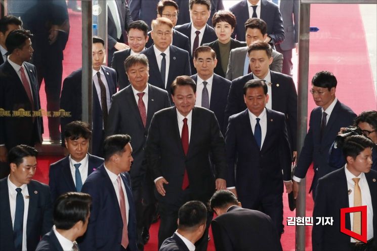 윤석열 대통령이 31일 서울 여의도 국회에서 2024년도 예산안 시정연설을 위해 국회 본청으로 들어서고 있다. 사진=김현민 기자 kimhyun81@
