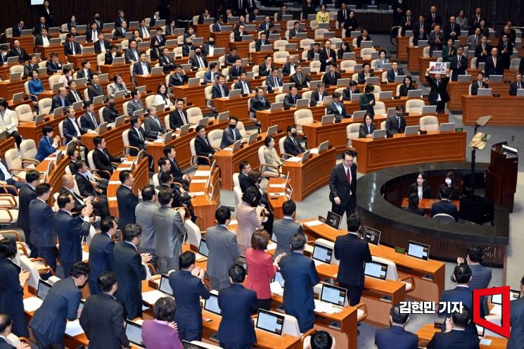 윤석열 대통령이 31일 서울 여의도 국회 본회의장에서 2024년도 예산안 및 기금운용계획안에 대한 시정연설을 위해  입장 하고 있다. 사진=김현민 기자 kimhyun81@