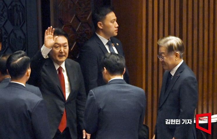 윤석열 대통령이 31일 국회에서 내년도 정부 예산안에 대한 시정연설을 마치고 본회의장을 나서며 손을 들어 인사하고 있다. 오른쪽은 이재명 더불어민주당 대표. 사진=김현민 기자 kimhyun81@