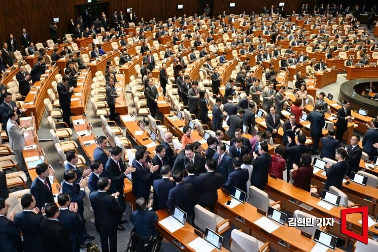윤석열 대통령이 31일 국회 본회의장에서 2024년도 예산안 및 기금운용계획안에 대한 시정연설을 마친 뒤 퇴장하며 국민의힘 의원들과 인사 하고 있다. 사진=김현민 기자 kimhyun81@