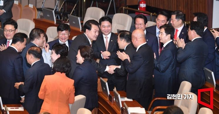 윤석열 대통령이 31일 국회 본회의장에서 2024년도 예산안 및 기금운용계획안에 대한 시정연설을 마친 뒤 퇴장하며 여당 의원들과 인사 하고 있다. 사진=김현민 기자 kimhyun81@