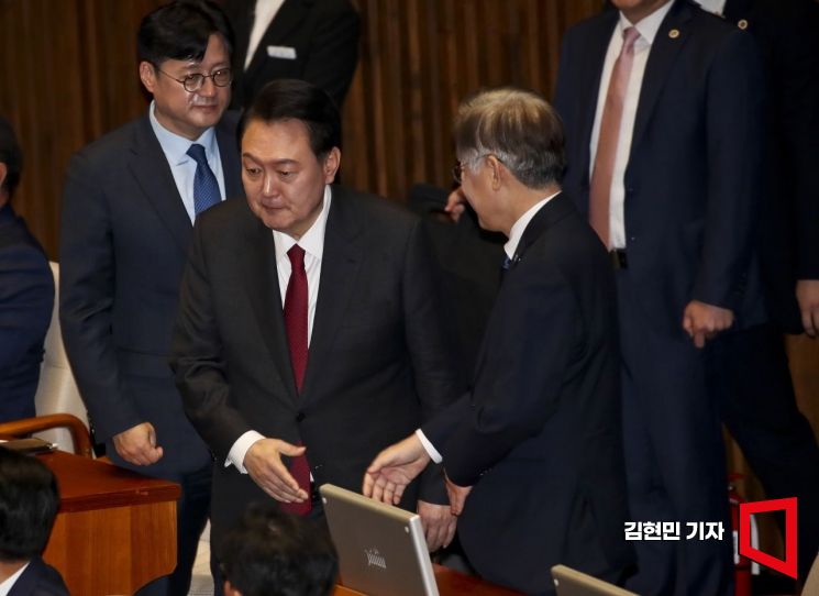 윤석열 대통령이 31일 국회 본회의장에서 2024년도 예산안 및 기금운용계획안에 대한 시정연설을 위해 입장하며 이재명 더불어민주당 대표와 악수하고 있다. 사진=김현민 기자 kimhyun81@